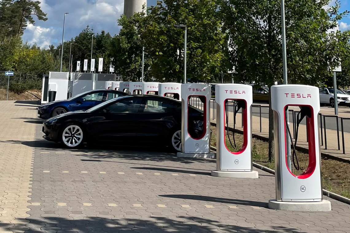 Designer_Outlet_Soltau_News_Tesla_Supercharger.png