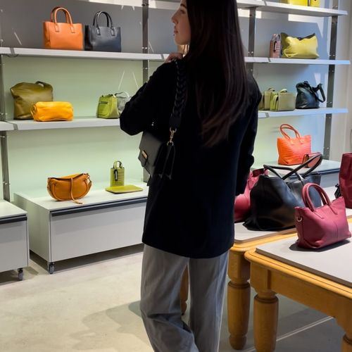 Taschen kann man nie genug haben🛍️💕 Unser Liebeskind-Shop hat eine große Auswahl an Taschen. Perfekt als ein Geschenk...