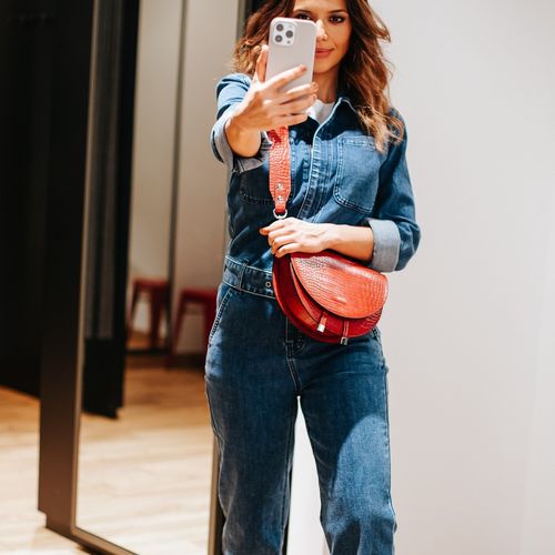 Wir lieben lässige Jeans-Overalls! 💙 Wenn man morgens keine Lust auf großes Kombinieren hat, ist ein Overall ideal....